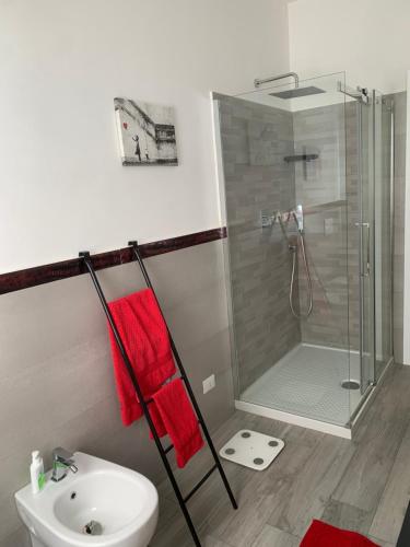 巴尼奥雷焦Casa Elodie的带淋浴、卫生间和盥洗盆的浴室