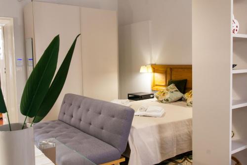 科拉托Amore Se Luxury Apartment的一间卧室配有一张床和一把椅子