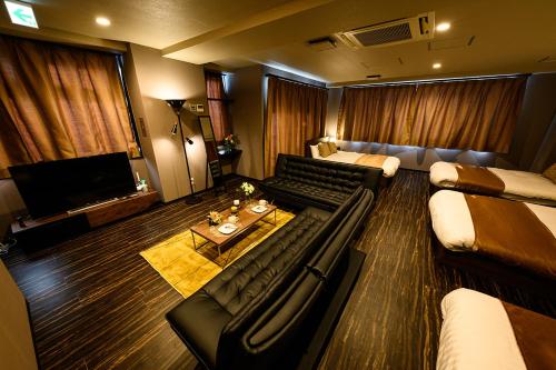Kita-rokujōMJステイズ的带沙发和电视的大型客厅