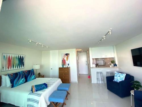圣胡安KASA Terrace Studio Breathtaking Ocean Views的客厅配有床和沙发