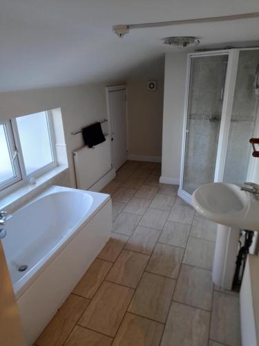 Immingham黑牛旅馆的带浴缸和盥洗盆的浴室