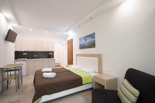 考考纳里斯Villa ALEXIS的一间带两张床的小卧室和一间厨房
