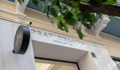 雅典Praxitelous Luxury Suites的财政大楼入口的标志