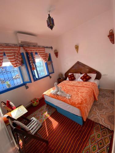 舍夫沙万Riad sakura的一间卧室配有一张床和一把椅子