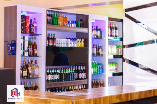 Homa BayBelmont Hotel Homabay的酒吧里有很多瓶装酒精饮料