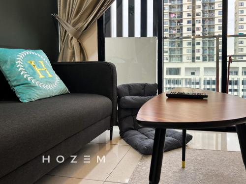 吉隆坡Modern Style 3BR/7PX Near Desa Park & Mont Kiara的客厅配有沙发和桌子