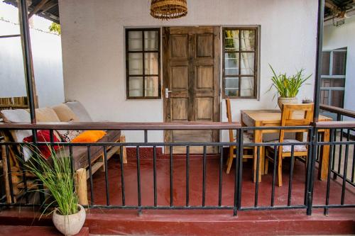 阿鲁沙Blue elephant villas的阳台配有桌椅和门