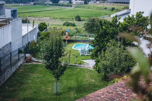 维拉诺瓦-德法马利Vivenda Mendes 2的享有带游泳池和树木的庭院的景色
