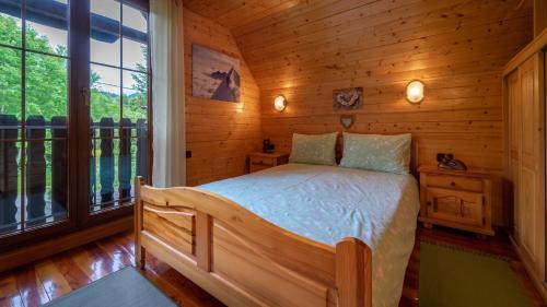 科尔尼鲁格Chalet House Olga的小木屋内一间卧室,配有一张床