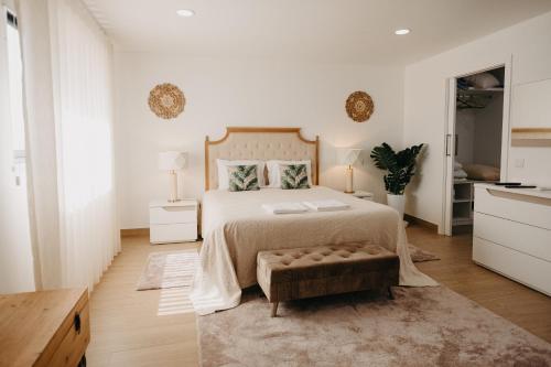 圣塔伦Quinta Monteiro de Matos - Enoturismo的白色卧室配有一张大床和一张桌子