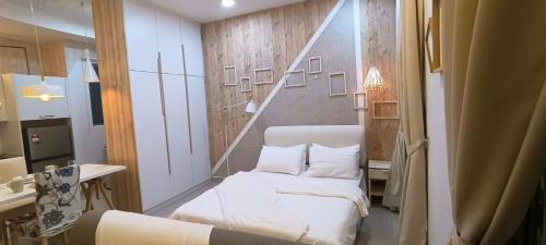 塞贝维Peace home apex的小房间设有两张床和镜子