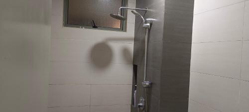 塞贝维Peace home apex的浴室设有淋浴间和镜子
