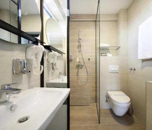 萨拉热窝Hotel Koncept Residence的带淋浴、盥洗盆和卫生间的浴室
