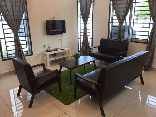 迪沙鲁凯瑟瑞纳海布雷兹迪沙鲁民宿的客厅配有沙发、椅子和电视