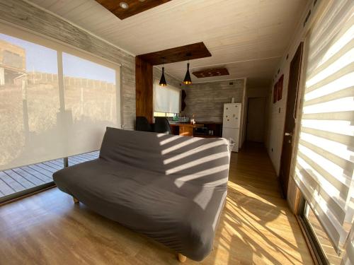 皮奇勒姆Costa Lobo的客厅的窗户前设有沙发