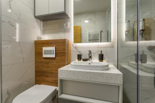 兹拉蒂博尔Golden Pine, a private apartment in five star hotel的白色的浴室设有水槽和卫生间。