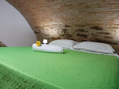 PomaricoMatalena的一张带绿毯和黄色花的床铺