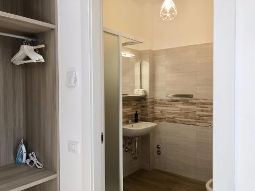 米兰RELSTAY - Amendola的一间带水槽和镜子的浴室