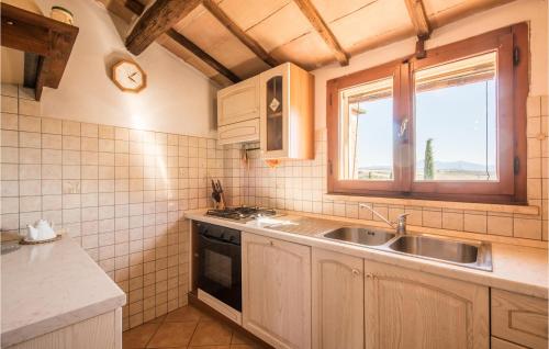 蒙塔尔奇诺Gorgeous Home In Montalcino With Kitchen的厨房设有水槽和窗户。