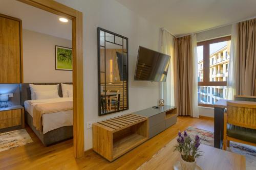 兹拉蒂博尔Golden Pine, a private apartment in five star hotel的酒店客房,配有床和镜子