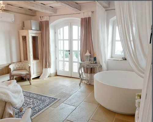 包道乔尼托毛伊Maison Bagatell Badacsony的一间位于客房内的带大型白色浴缸的浴室