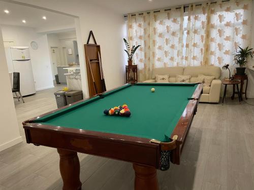 阿尔马达Alecrm D Estepe的客厅配有台球桌和设施