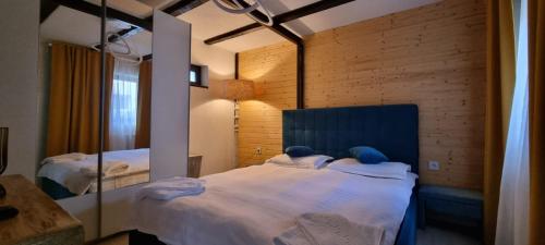 布什泰尼Tiny Dream House的一间卧室配有两张床和镜子