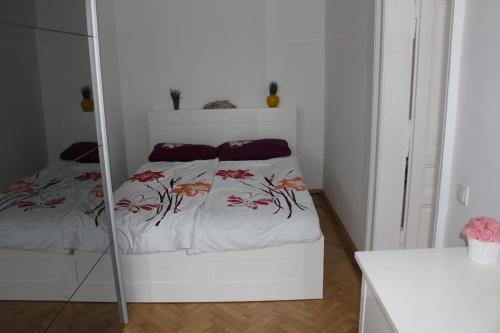 维也纳my happy place的白色卧室配有一张带镜子的床