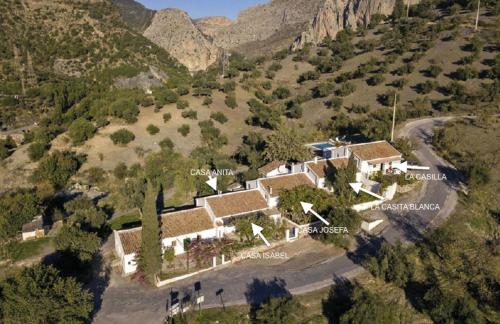 埃尔乔罗La Casita Blanca- La Almona Chica的山中房屋的空中景观