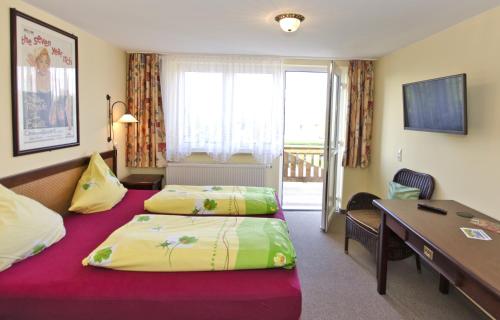 萨勒河畔瑙姆堡阿尔特费尔斯柯勒宾馆的酒店客房配有两张床和一张书桌