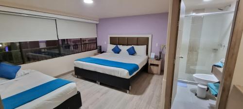 波哥大Blue House Corferias的酒店客房带两张床和一间浴室