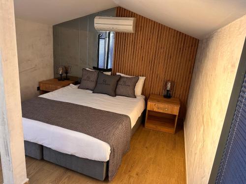 伊斯坦布尔KA Hotel & Suites的一间卧室设有一张大床和两个床头柜