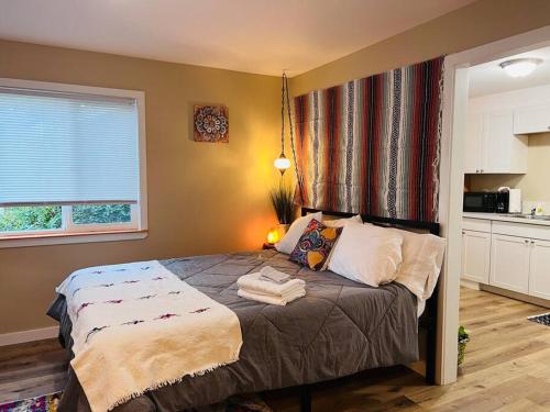 塞勒姆Talavera的一间卧室配有一张带窗户的床和一间厨房
