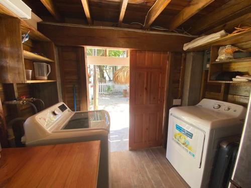 Oak RidgeOcean Breeze Villa Rentals的厨房配有炉灶和洗衣机。