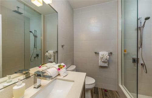 Turtle CoveSea Esta Studio I - Ideal for Couples!的一间带水槽、卫生间和镜子的浴室