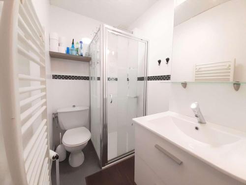 圣拉里苏朗Appartement Saint-Lary-Soulan, 2 pièces, 4 personnes - FR-1-457-308的白色的浴室设有卫生间和水槽。