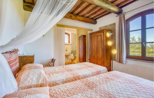 蒙塔约内Lovely Home In Montaione With House A Panoramic View的一间卧室设有两张床和窗户。
