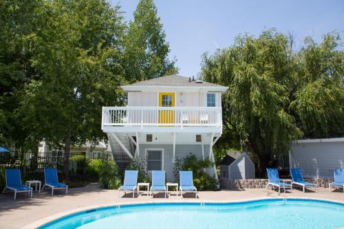 阿什兰里特亚温泉度假村的一个带椅子的游泳池和一个背景房子