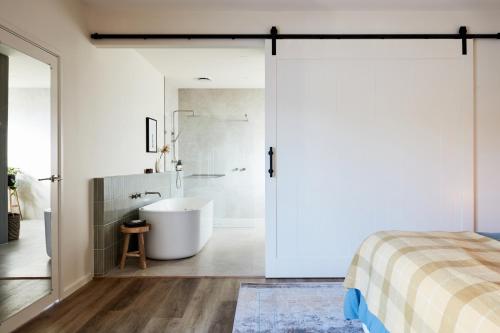 德罗马纳克里滕登湖滨别墅 的一间带浴缸和淋浴的浴室
