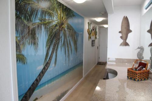 坦帕Fun-N-Sun with Spectacular Ocean Views的墙上挂着棕榈树壁画的走廊