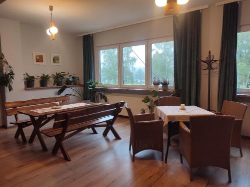 波兹南Strzeszynek - wypoczynek的用餐室设有桌椅和窗户。