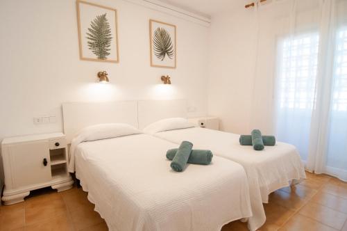 埃斯塔蒂特艾斯塔提海滨公寓的一间卧室配有两张带毛巾的床
