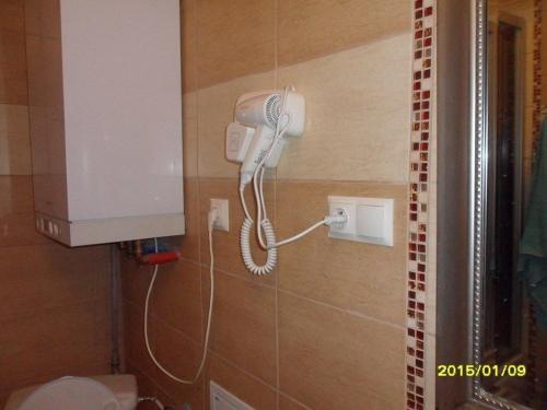 斯托尼拉斯奇Apartament - Stronie Śląskie的浴室位于厕所旁,墙上配有电话