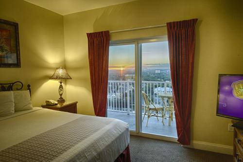 蓝苍鹭海滩度假酒店客房内的一张或多张床位