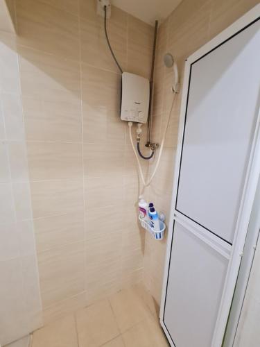 太平Air-home No135 Kampung Boyan, 3BR, 6pax Netflix的设有带淋浴间和卫生间的浴室