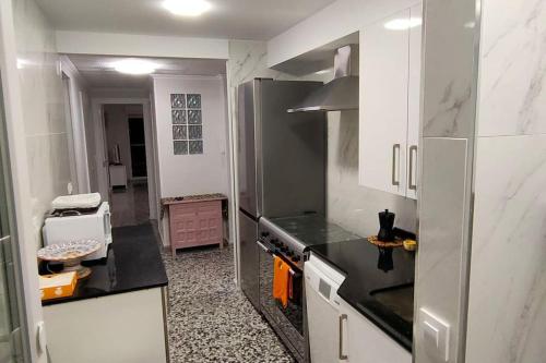 贝利雷瓜尔德RELAX的厨房配有冰箱和炉灶。 顶部烤箱