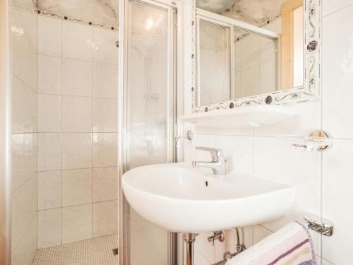阿绍Deluxe Apartment Sonnseite的白色的浴室设有水槽和淋浴。