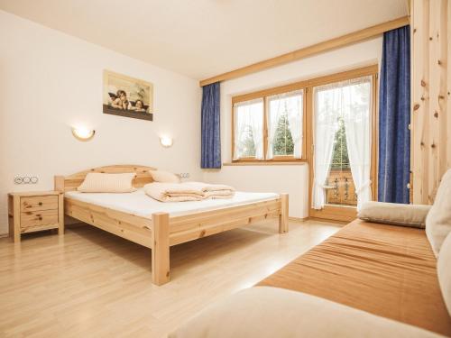阿绍Deluxe Apartment Sonnseite的一间卧室设有两张床和窗户。