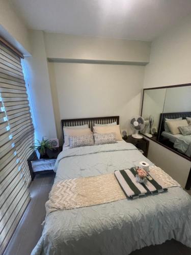 长滩岛Magerife’s Home的一间卧室设有一张大床和一个大镜子