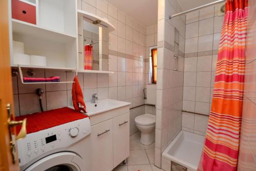 MaruševecOAK COTTAGE的白色的浴室内配有洗衣机。